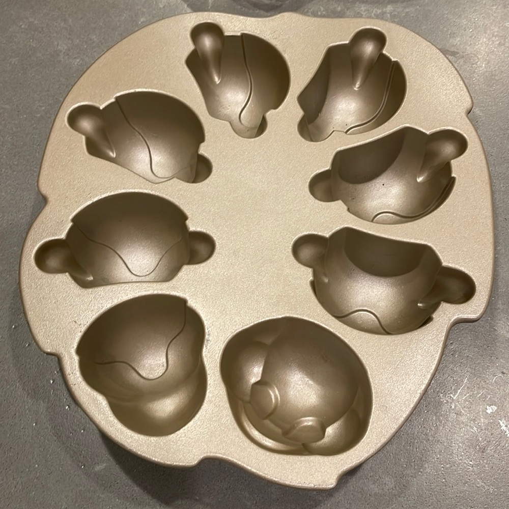 Nordic Ware caterpillar cakelet pan. Springtime great quality